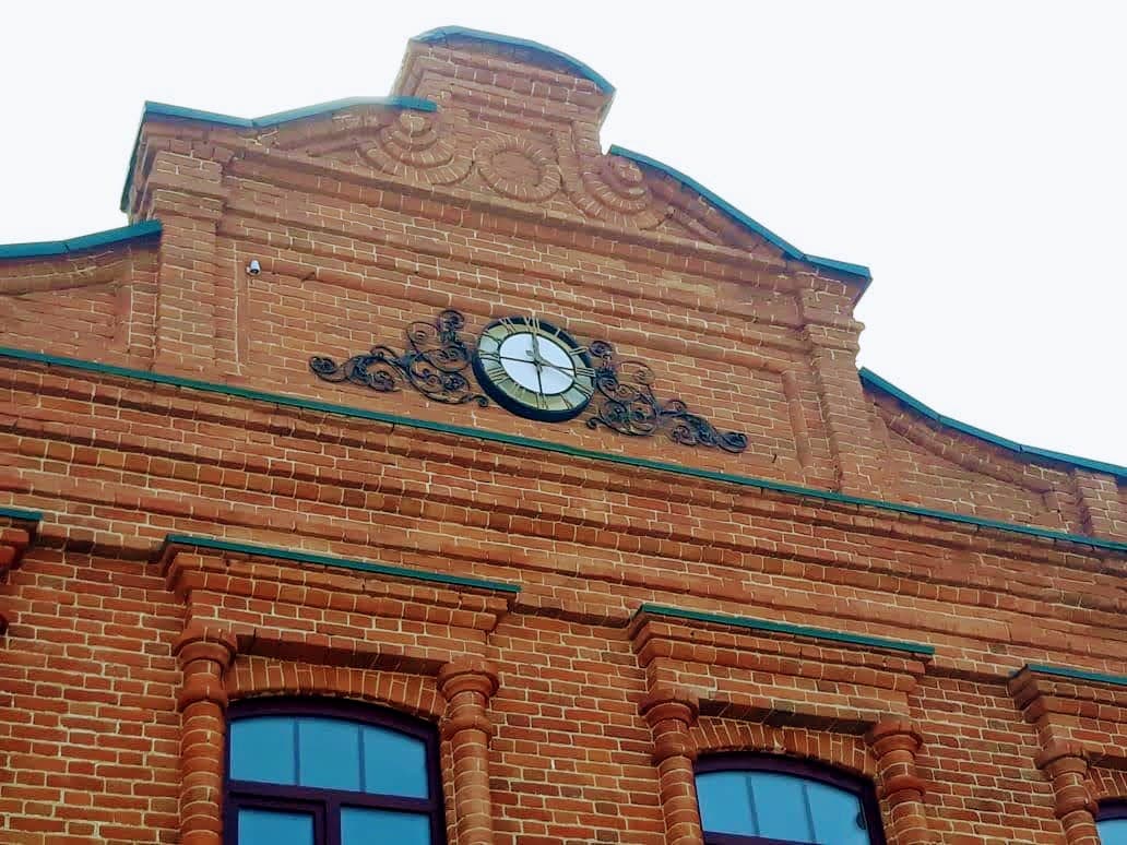 Уличные часы на историческом здании в Бийске