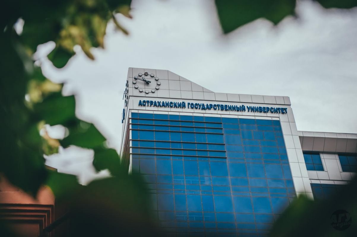 Уличные часы на здании Астраханского Государственного университета